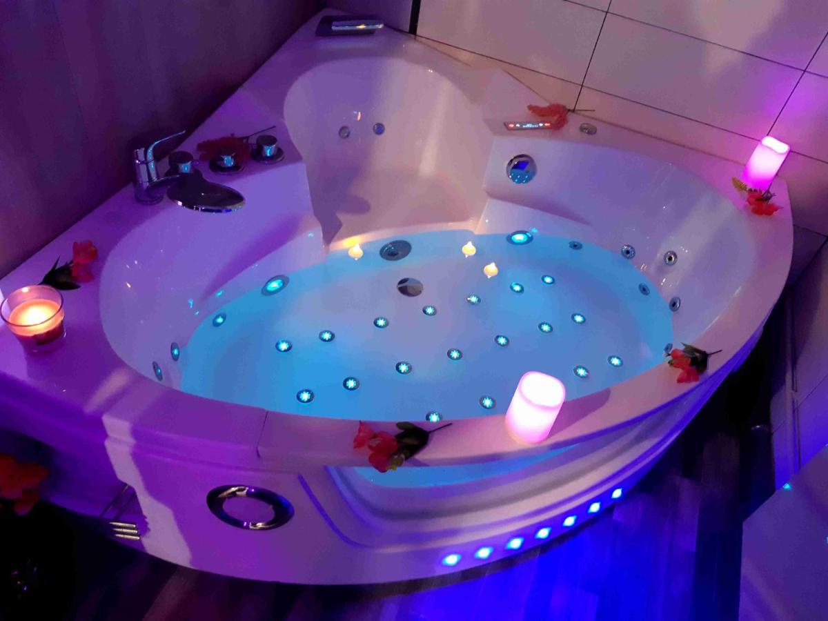 Luxe Sauna Privatif Et Grand Bain Jacuzzi A Deux A Biscarosse Pour Nuit Romantique Avec Decoration Led Et Bougies Apartment Biscarrosse