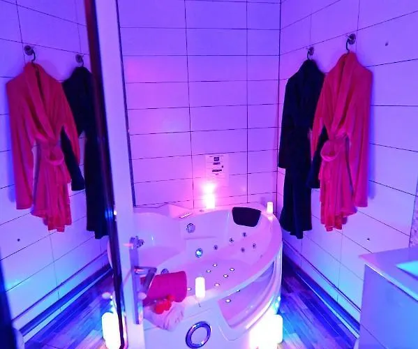 Luxe Sauna Privatif Et Grand Bain Jacuzzi A Deux A Biscarosse Plage Pour Nuit Romantique Avec Decoration Led Et Bougies
