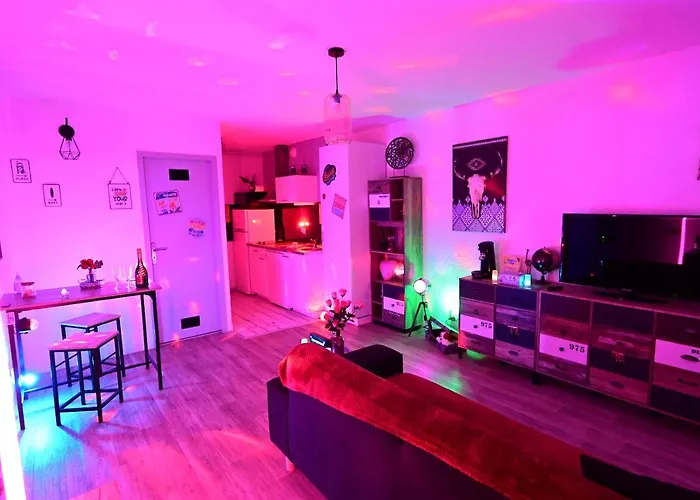Luxe Sauna Privatif Et Grand Bain Jacuzzi A Deux A Biscarosse Plage Pour Nuit Romantique Avec Decoration Led Et Bougies