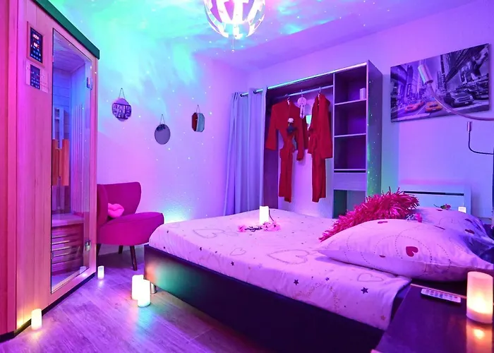 Luxe Sauna Privatif Et Grand Bain Jacuzzi A Deux A Biscarosse Plage Pour Nuit Romantique Avec Decoration Led Et Bougies